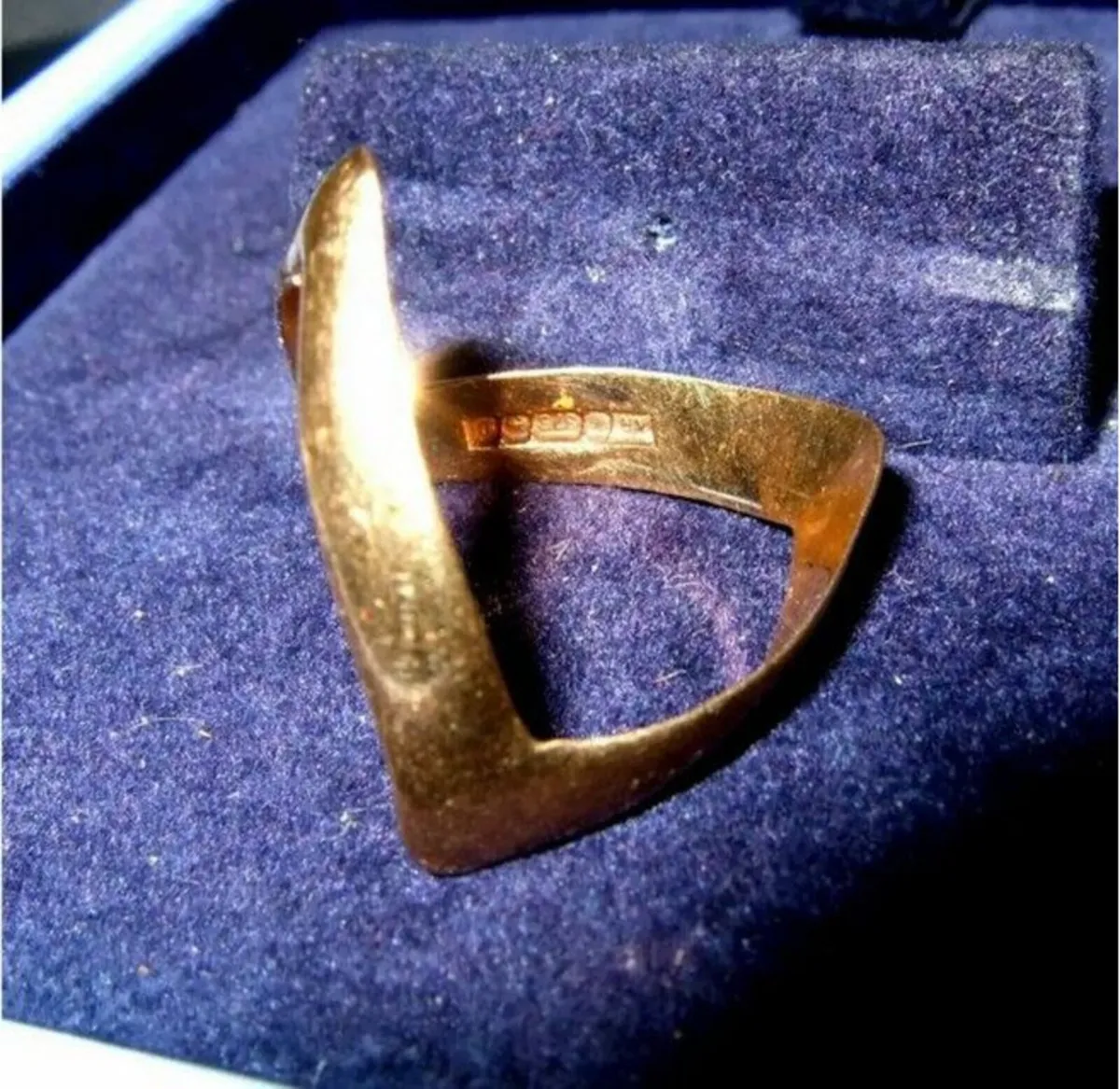 Vintage Hallmarked 9ct Gold Unisex Wishbone Ring - Image 1