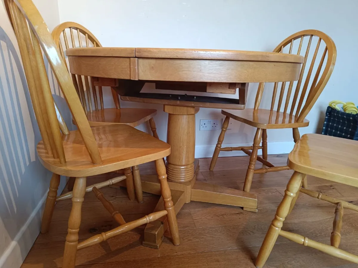 Table & chairs - Image 1