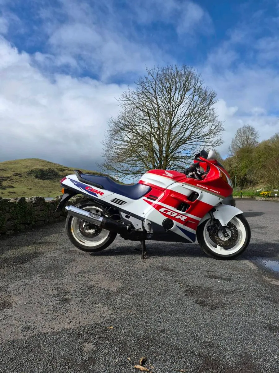 CBR1000F SUPERSPORT - Image 2