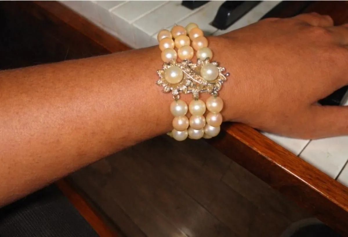 Pearl necklace and bracelet - Image 3