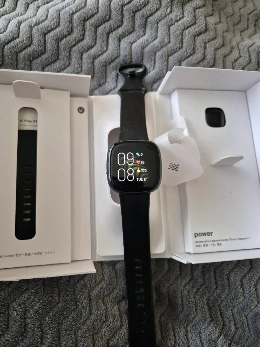 Fitbit Versa 4 - Image 3