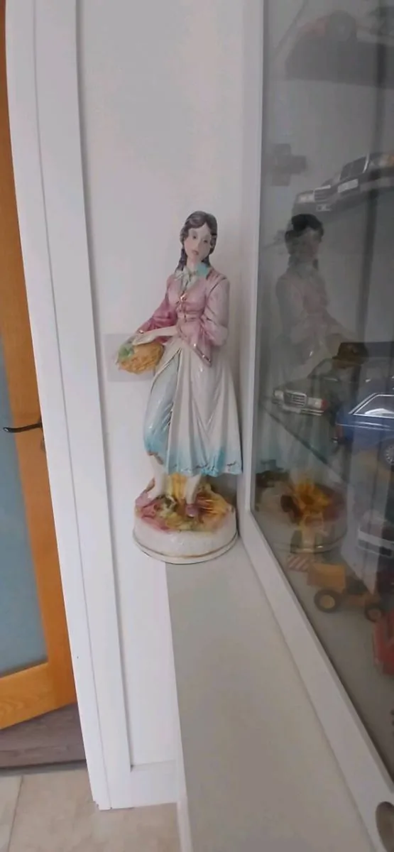 Italian porcelain figure - Image 1