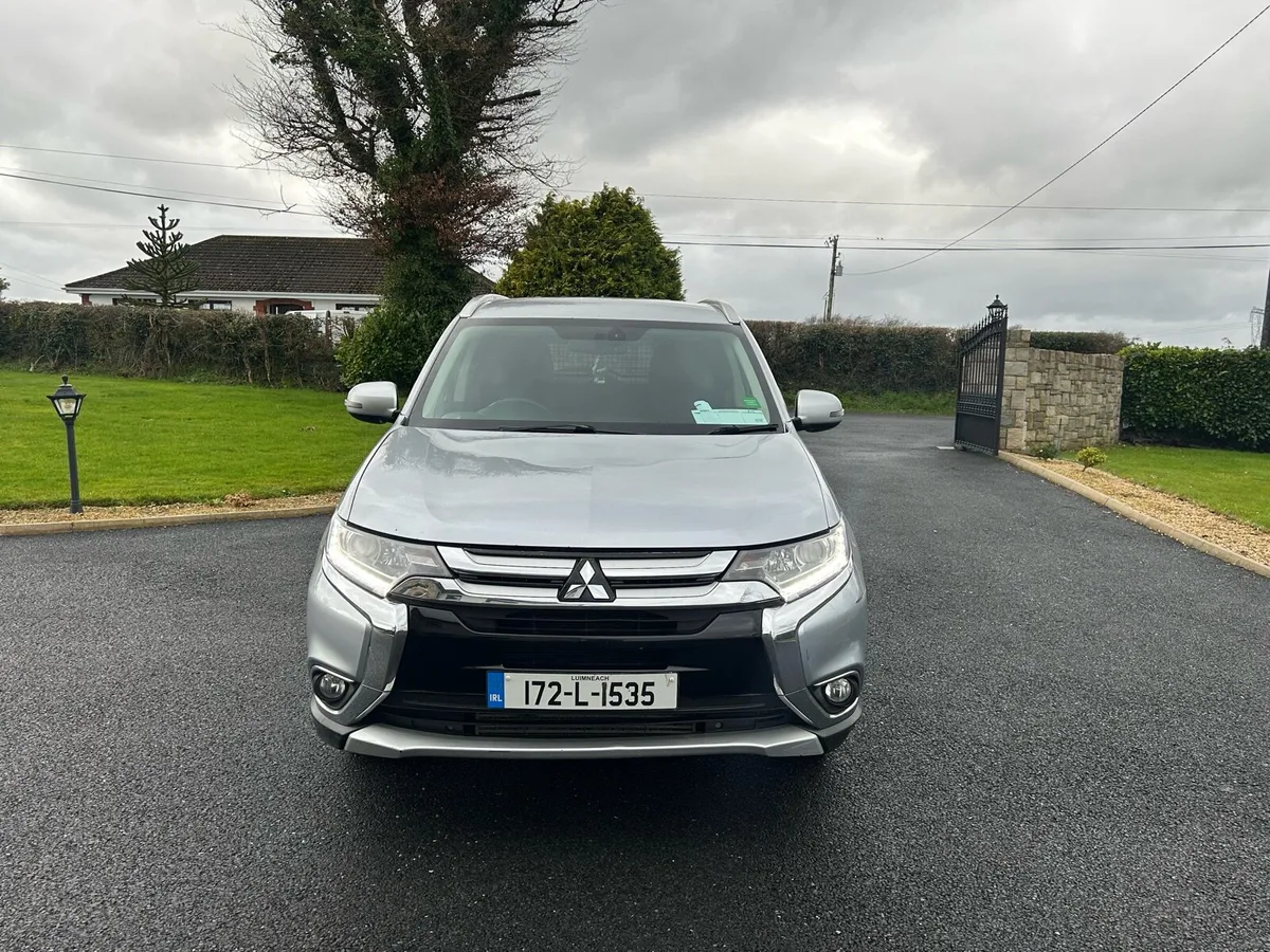 2017 Mitsubishi outlander - Image 2