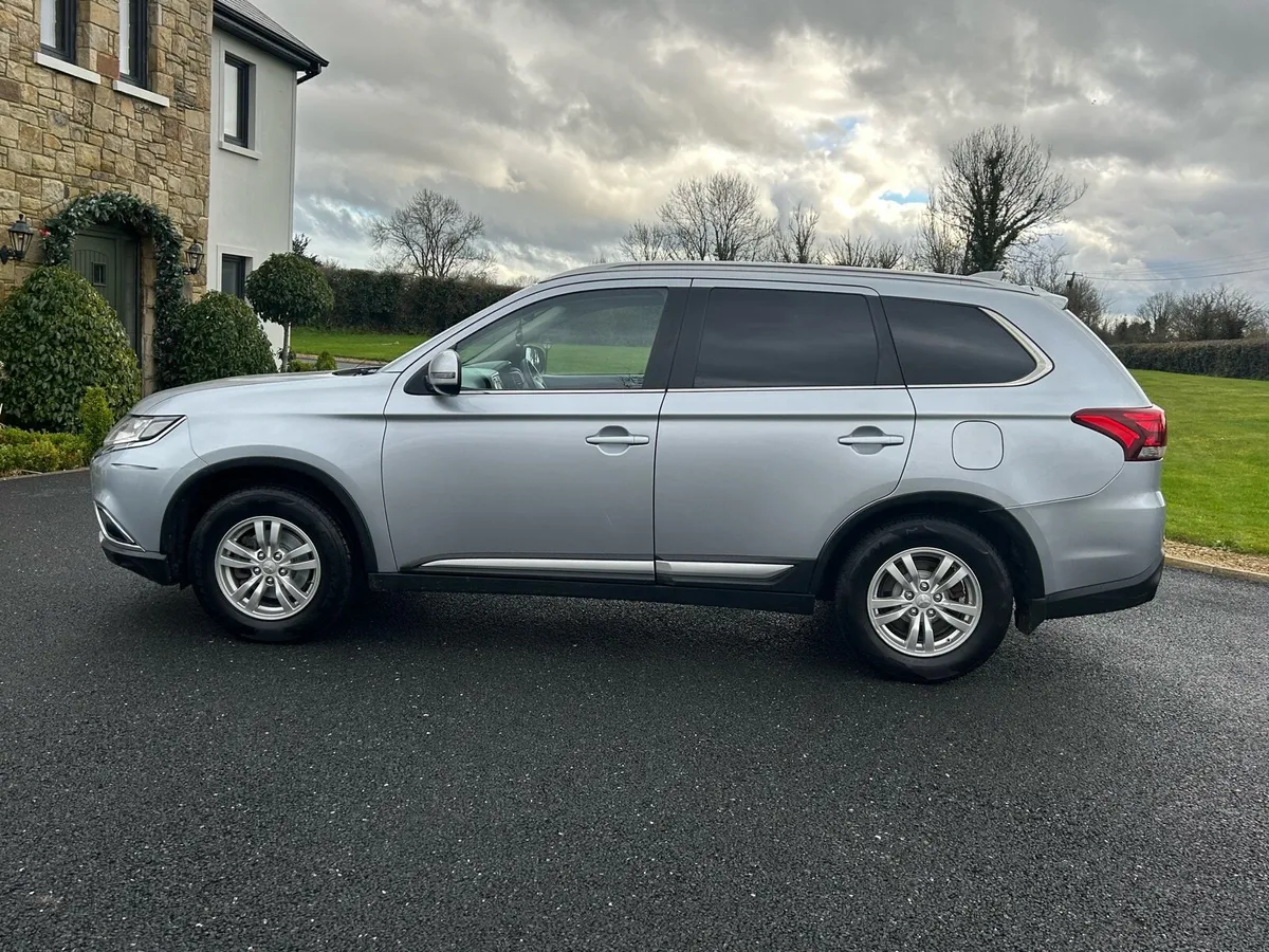 2017 Mitsubishi outlander - Image 4