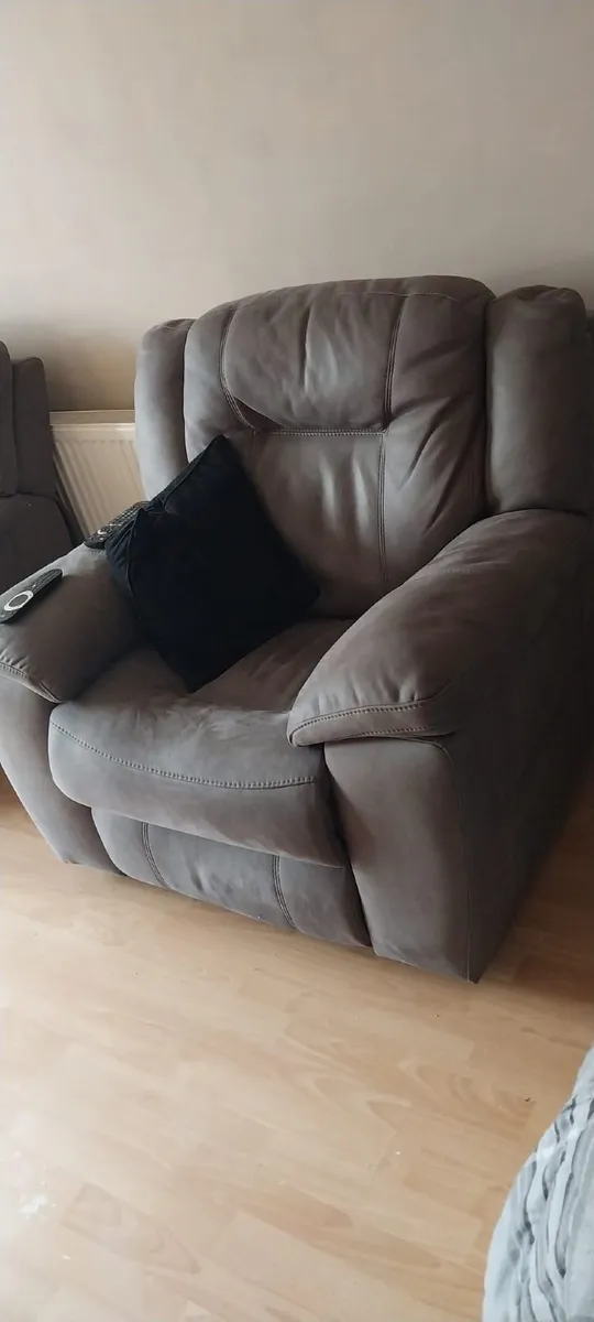 3 seater reclier couch and 2 arm chairs - Image 1