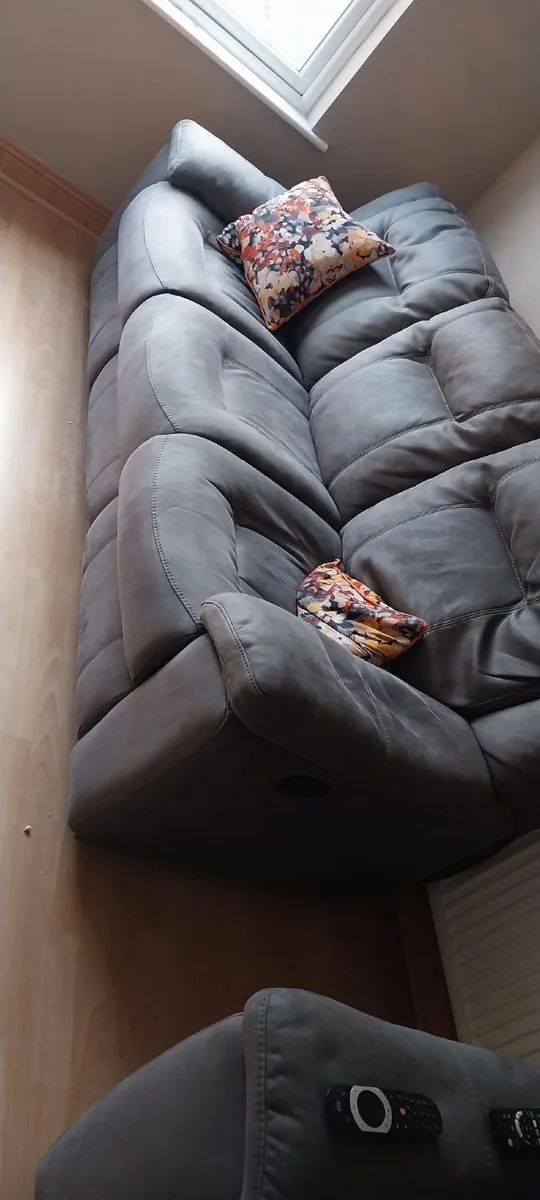 3 seater reclier couch and 2 arm chairs - Image 2