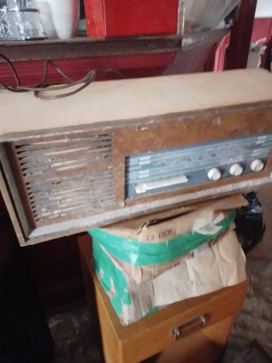 Old vintage radios - Image 2