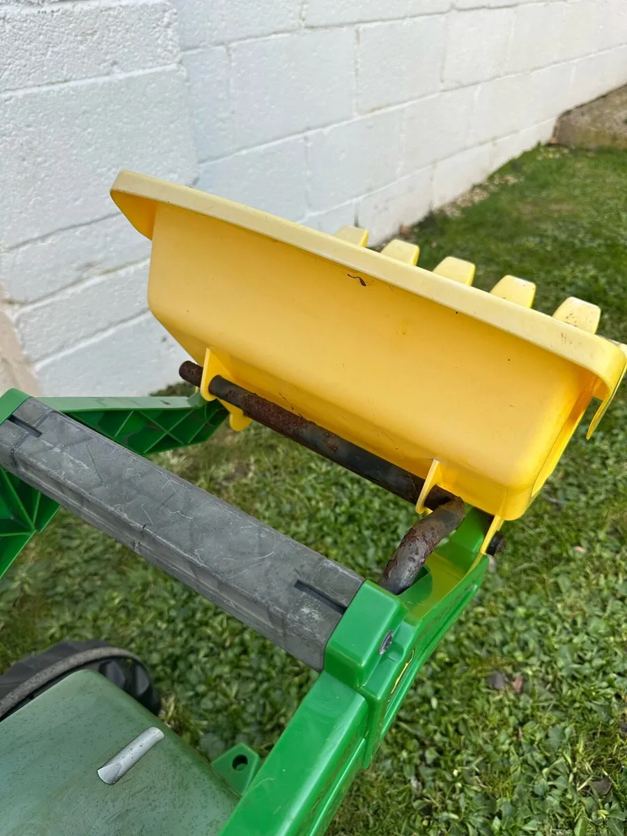 Ride on John Deere kids tractor and trailer - Image 2