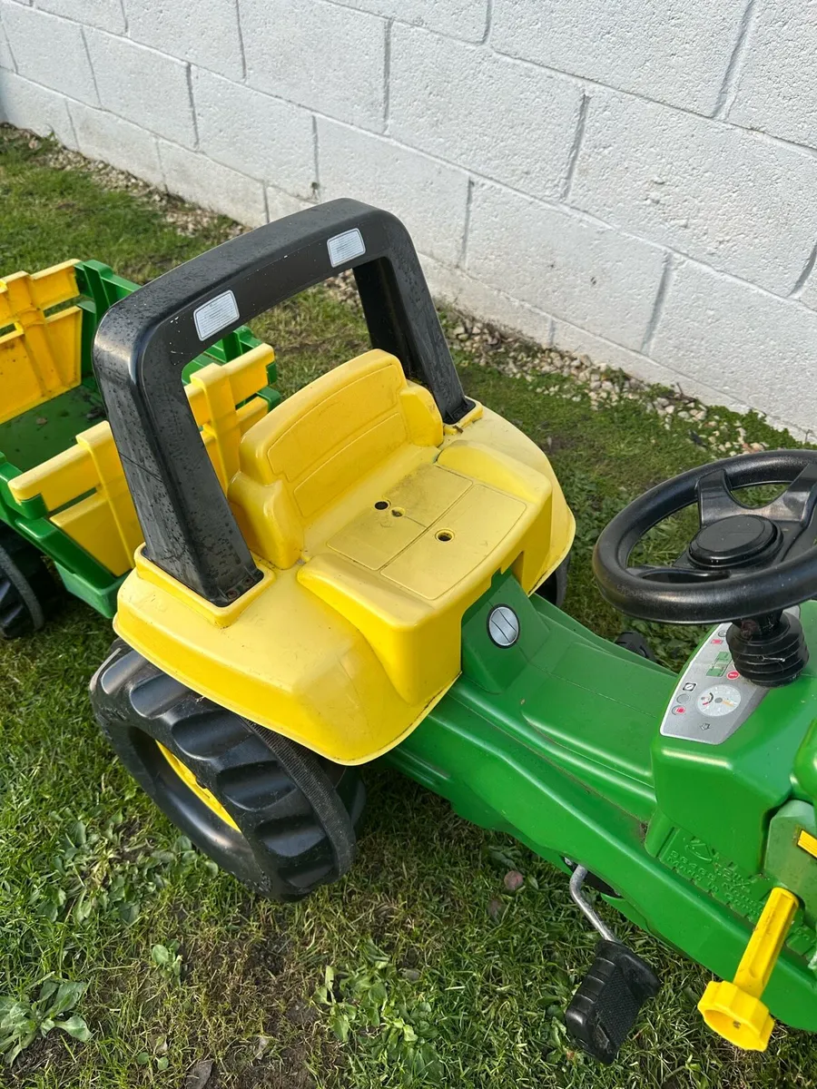 Ride on John Deere kids tractor and trailer - Image 3