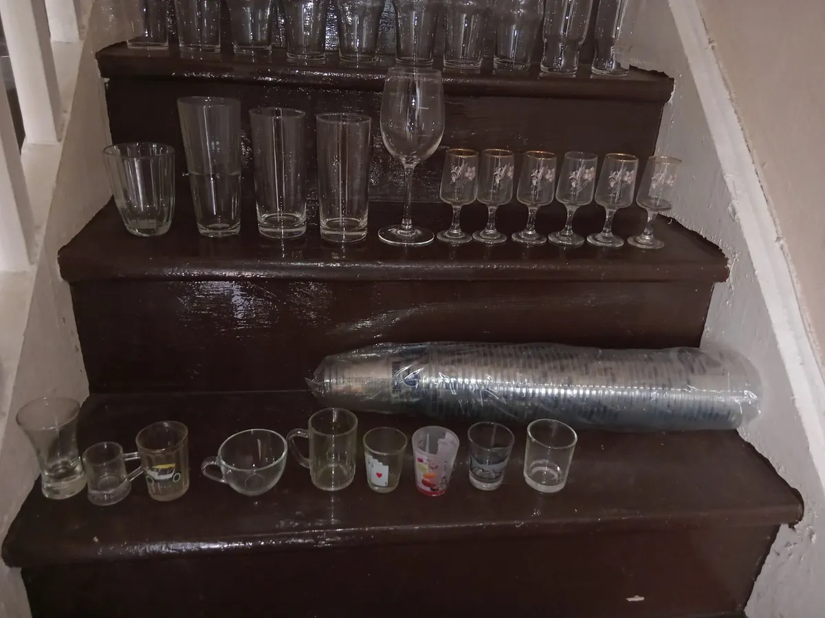 100 GLASSES & 50 NEW ROCKSHORE PLASTIC PINT GLASSE - Image 2