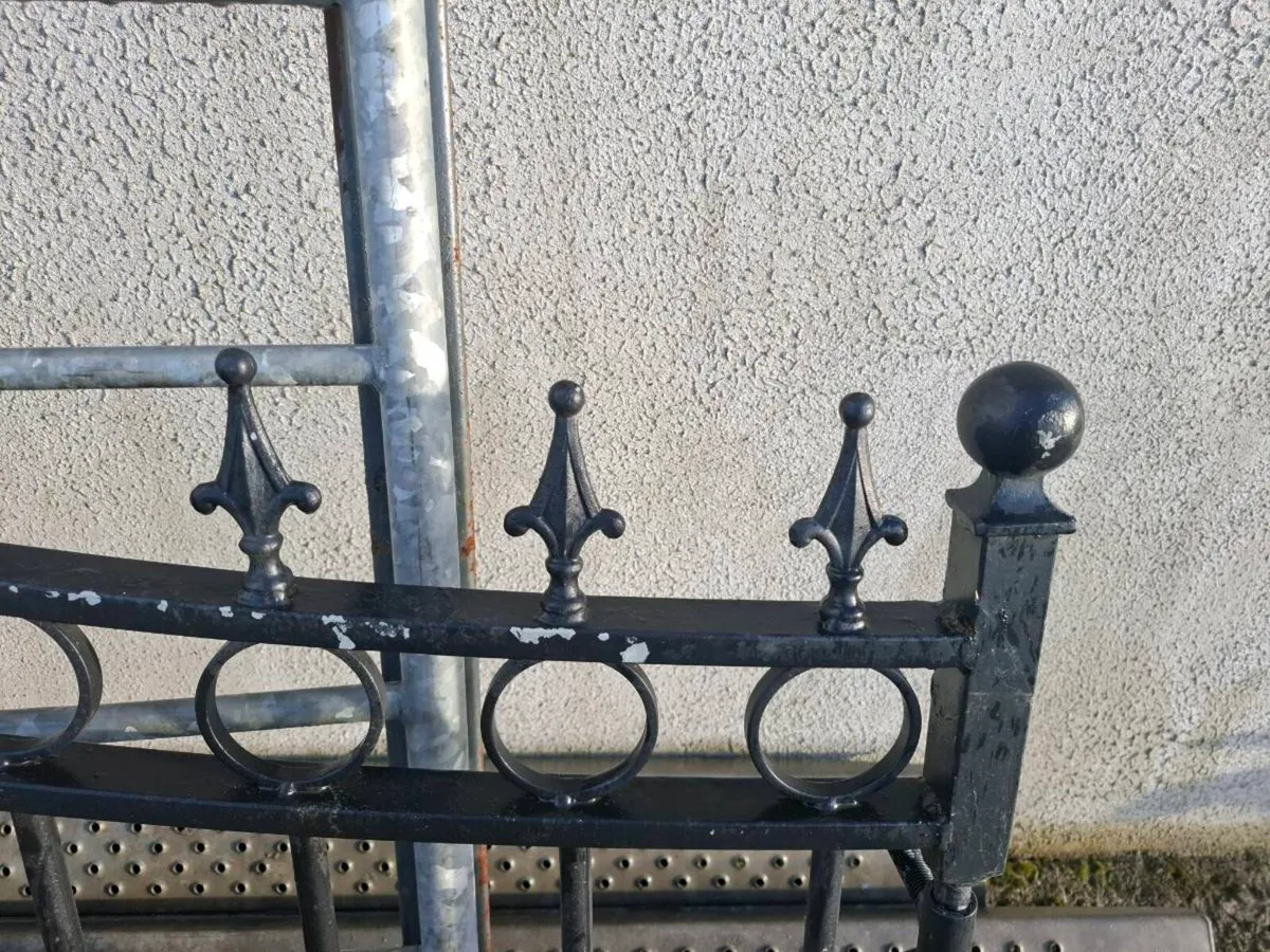 14ft Entrance Gates 

Galvanised and powder coated - Image 3