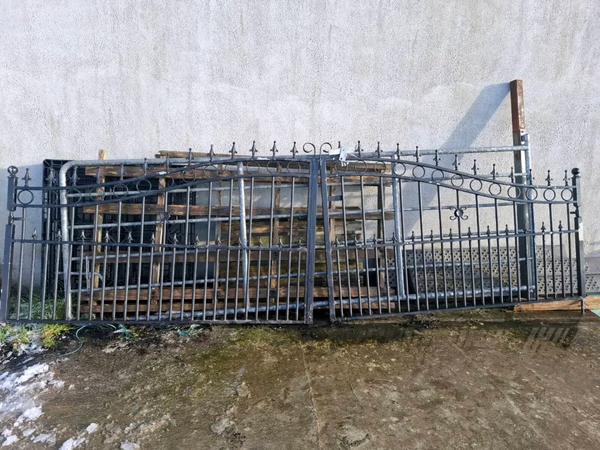 14ft Entrance Gates 

Galvanised and powder coated - Image 1