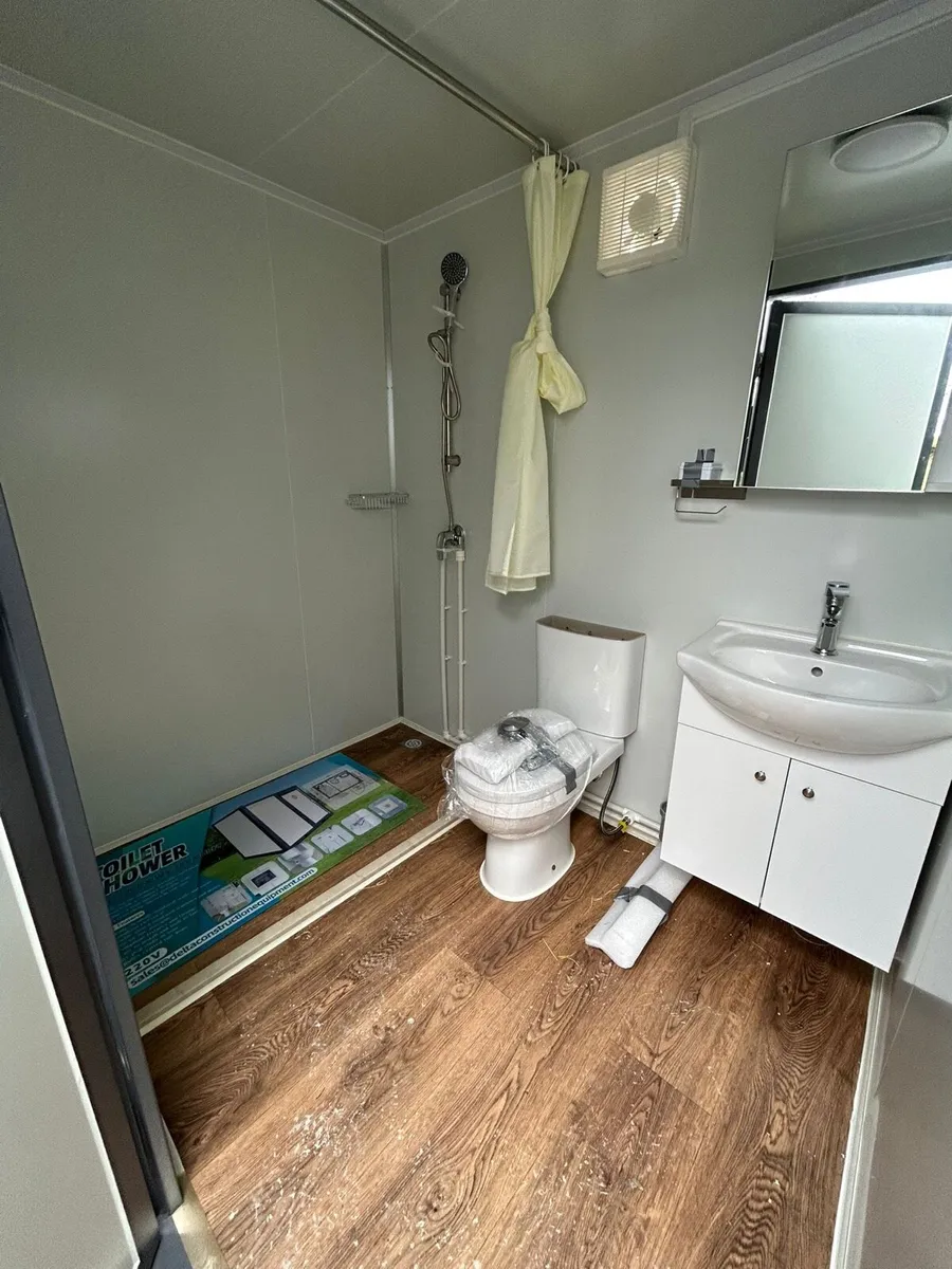 Bathroom + shower room - Image 2