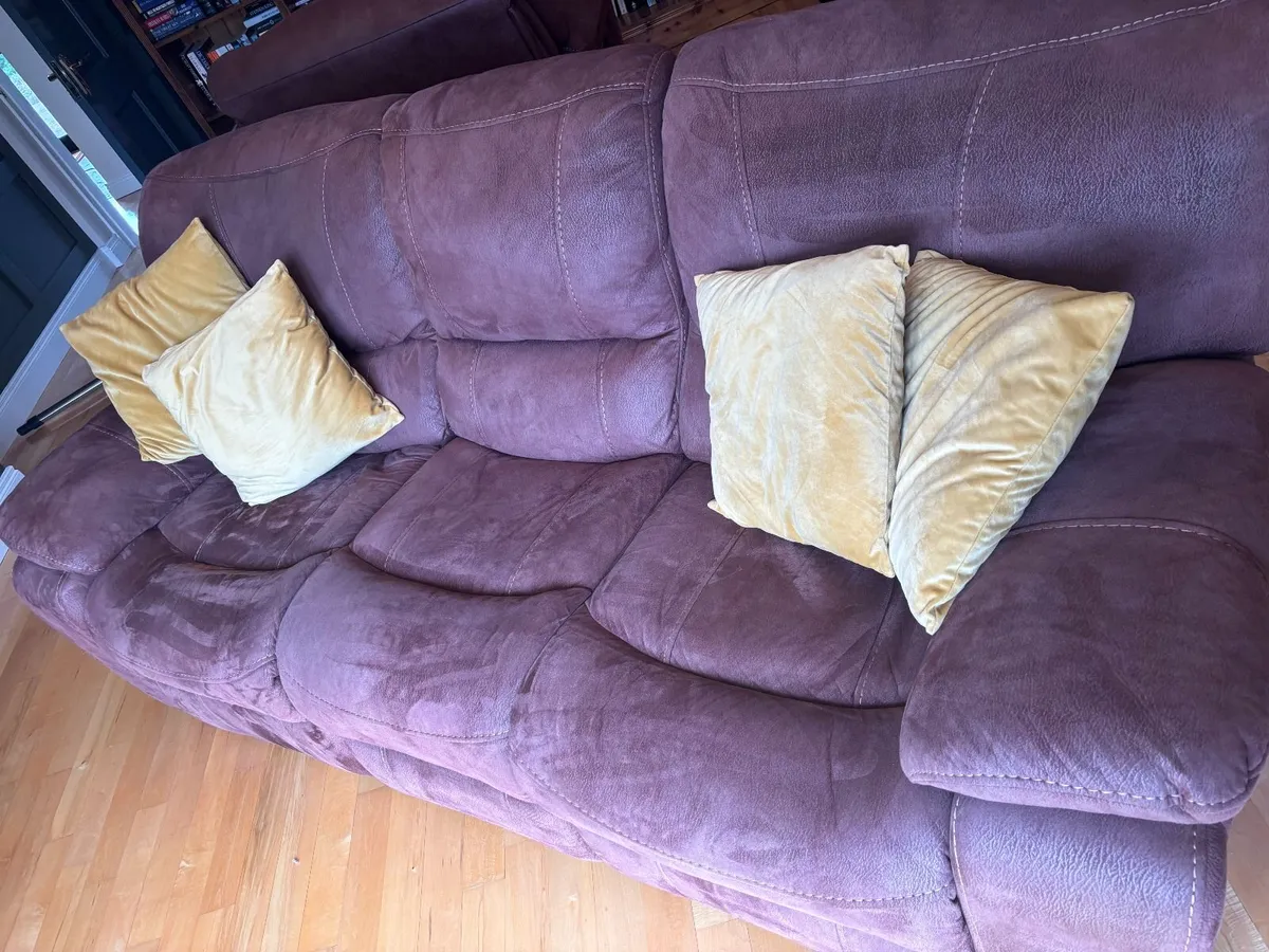 Manual reclining 3 seater sofa,2 seater and 1 seat - Image 3