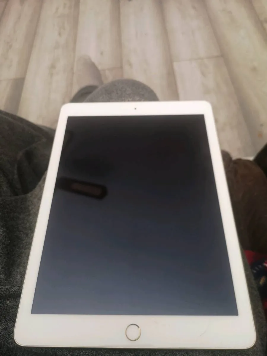 Apple ipad 2018 model 250 ono - Image 1