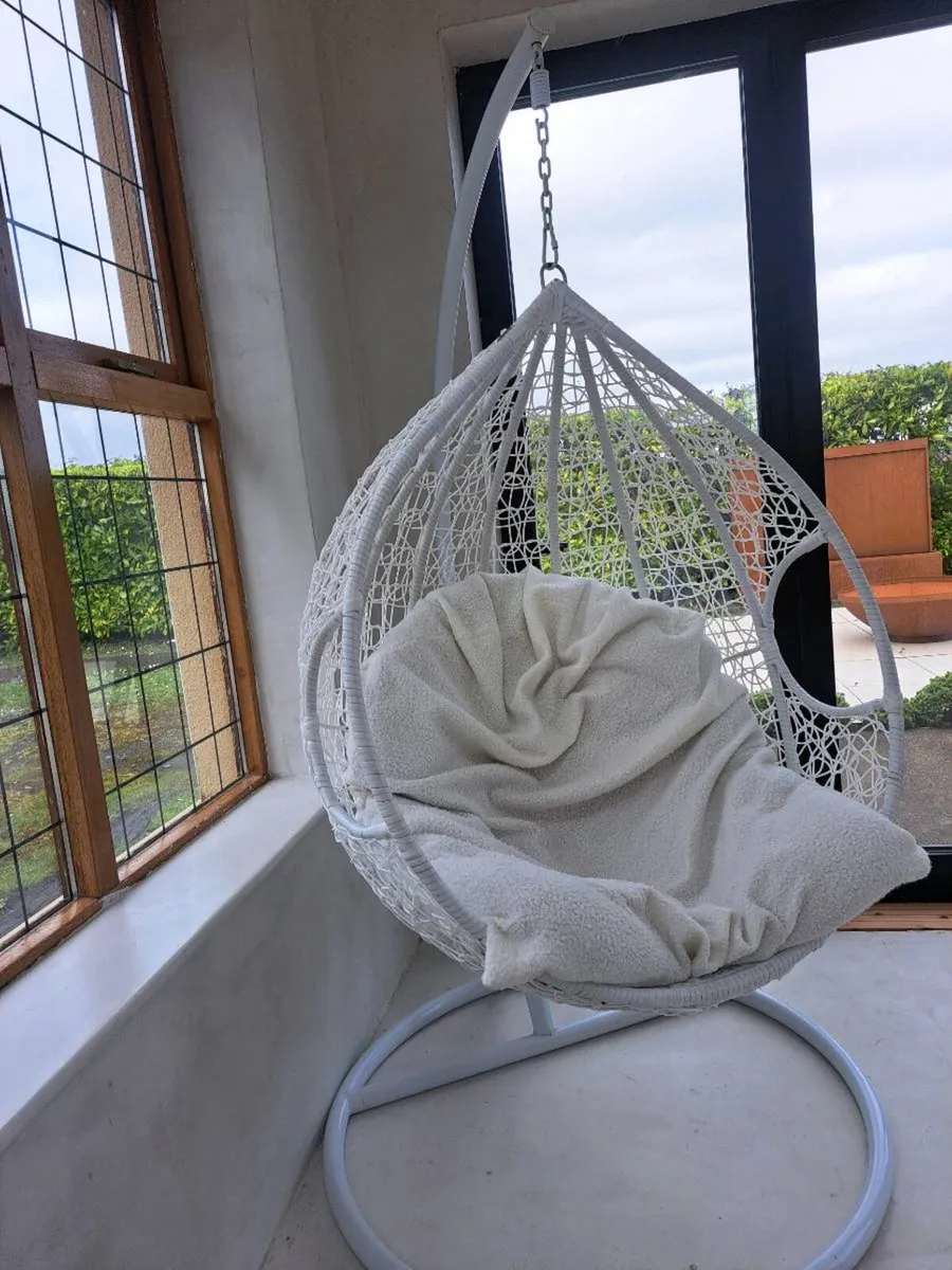 White Boucle Extra Large Egg Chair New - Image 2