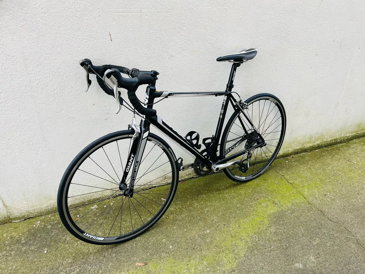 Giant defy road bike - Image 1