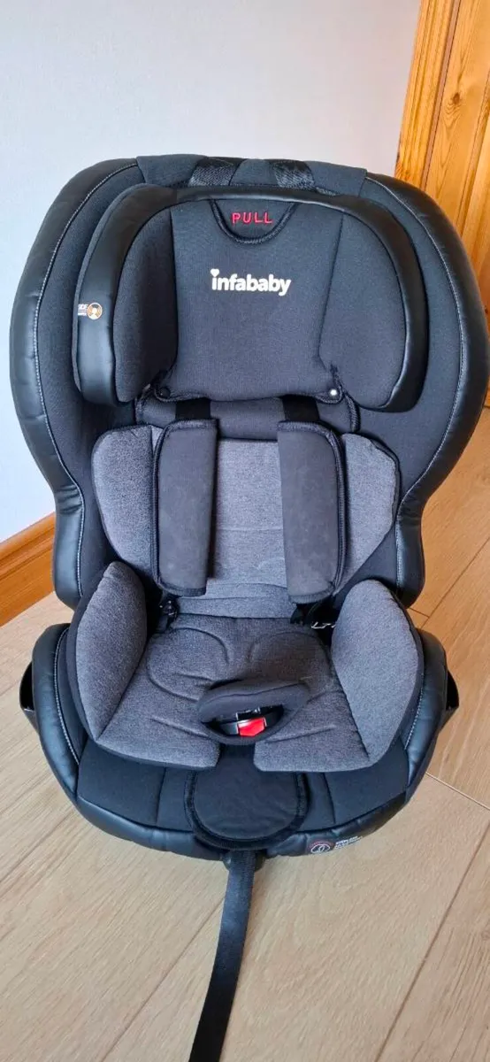 Isofix car seat - size 1, 2 & 3 - Image 1