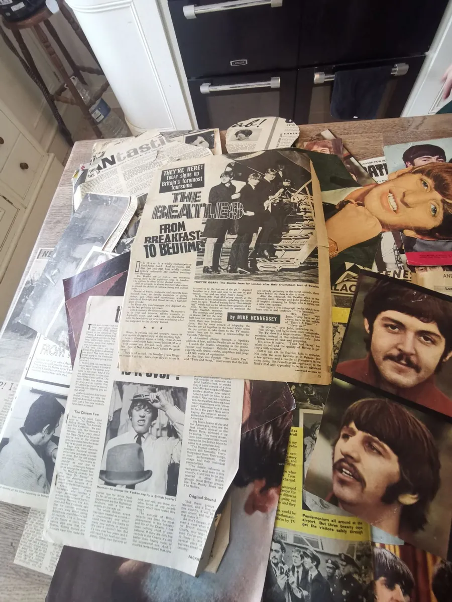 Original newspaper clippings of the beatles - Image 1