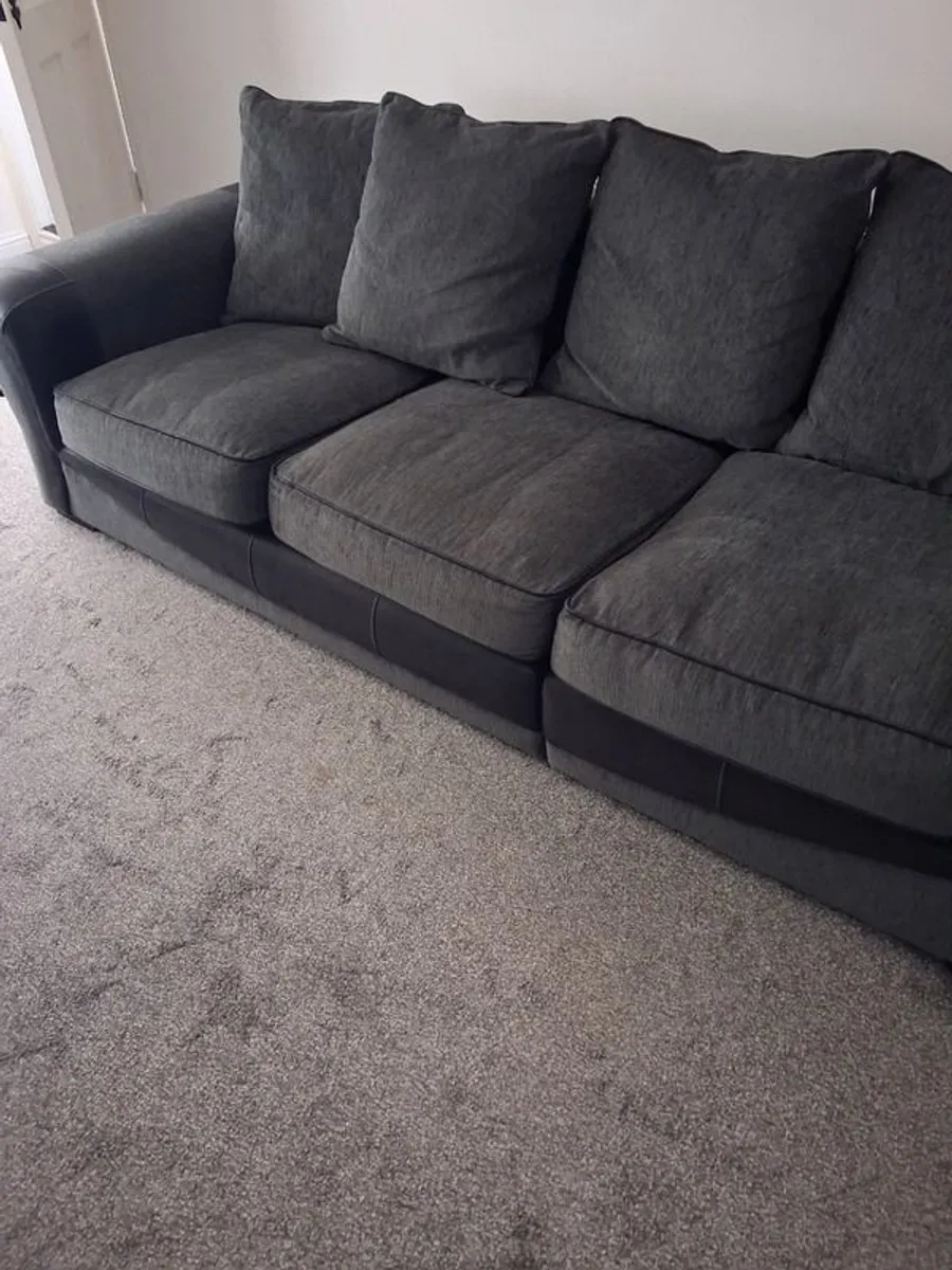 3 seater couch - Image 1