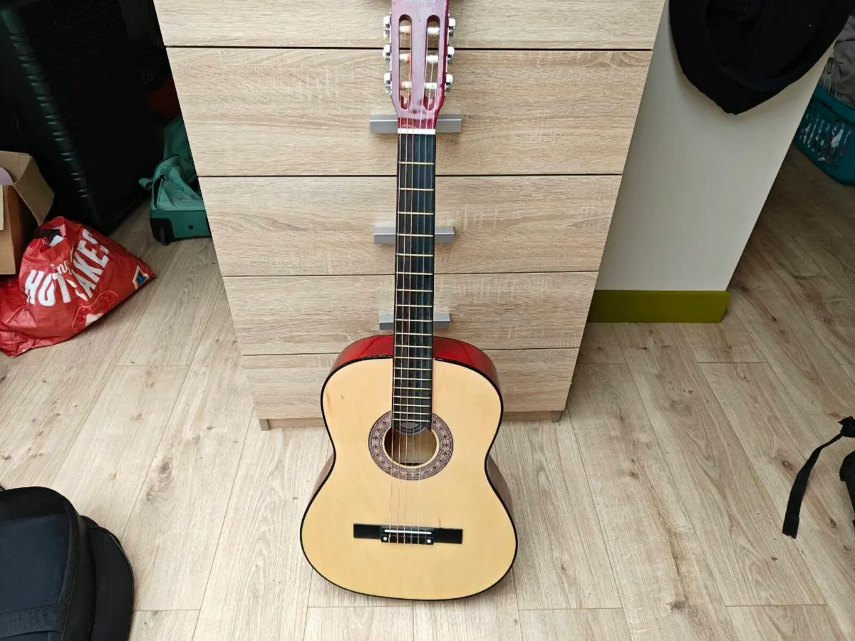 Beginner guitar - Image 1