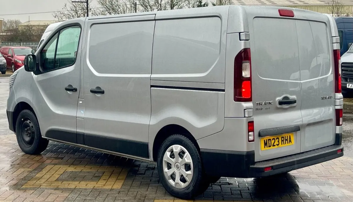 2023 Renault Trafic Low Roof Panel Van - Image 4