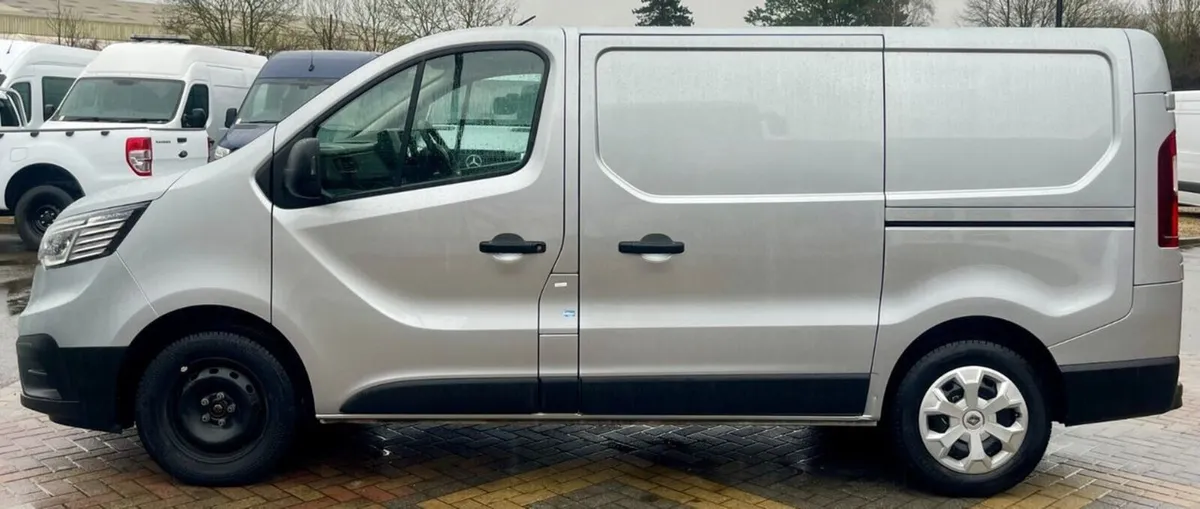 2023 Renault Trafic Low Roof Panel Van - Image 3