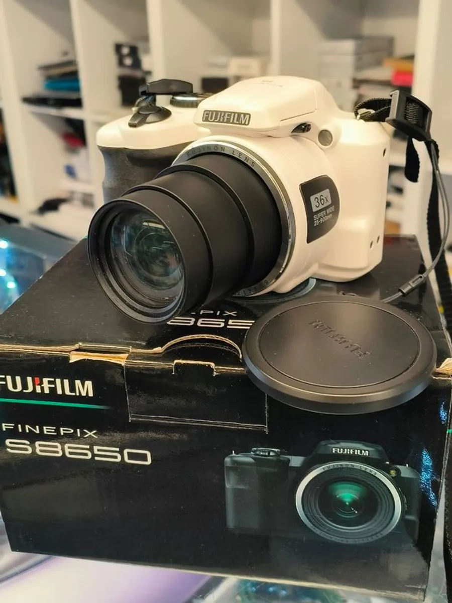 FujiFilm FinePix S8650 16MP 36x Zoom SLR Style Bridge Camera White (Takes AA Batteries), Little Use in Original Box - Image 2