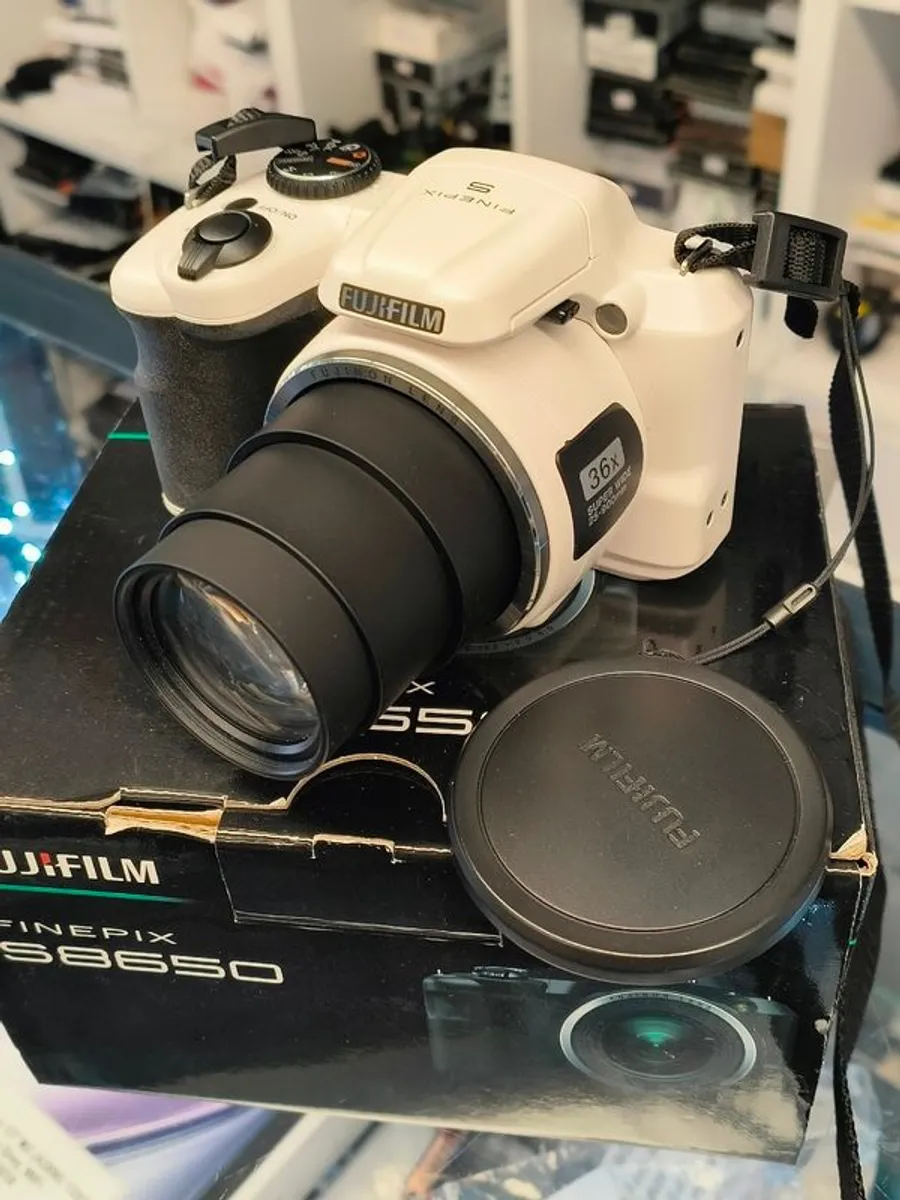 FujiFilm FinePix S8650 16MP 36x Zoom SLR Style Bridge Camera White (Takes AA Batteries), Little Use in Original Box - Image 3