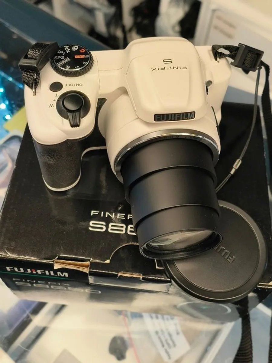 FujiFilm FinePix S8650 16MP 36x Zoom SLR Style Bridge Camera White (Takes AA Batteries), Little Use in Original Box - Image 4