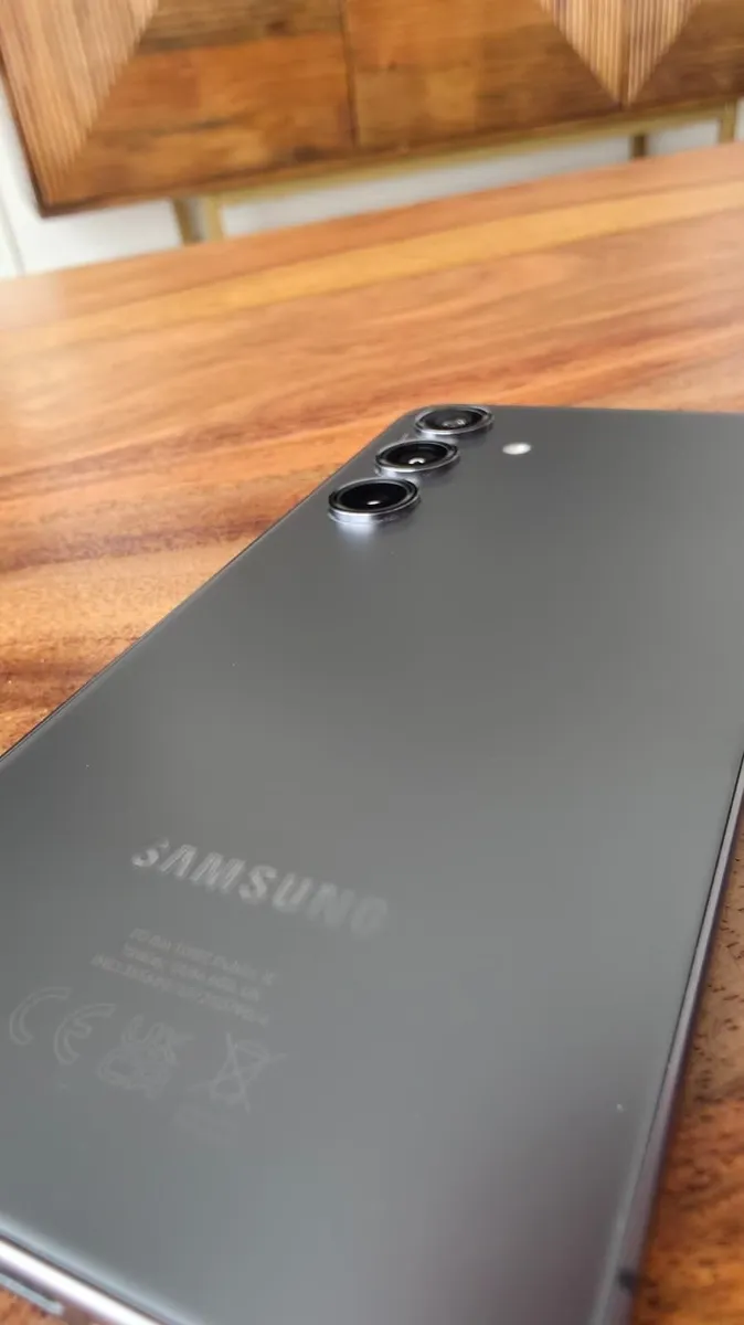 Samsung Galaxy S24 128GB Black – Like New - Image 1