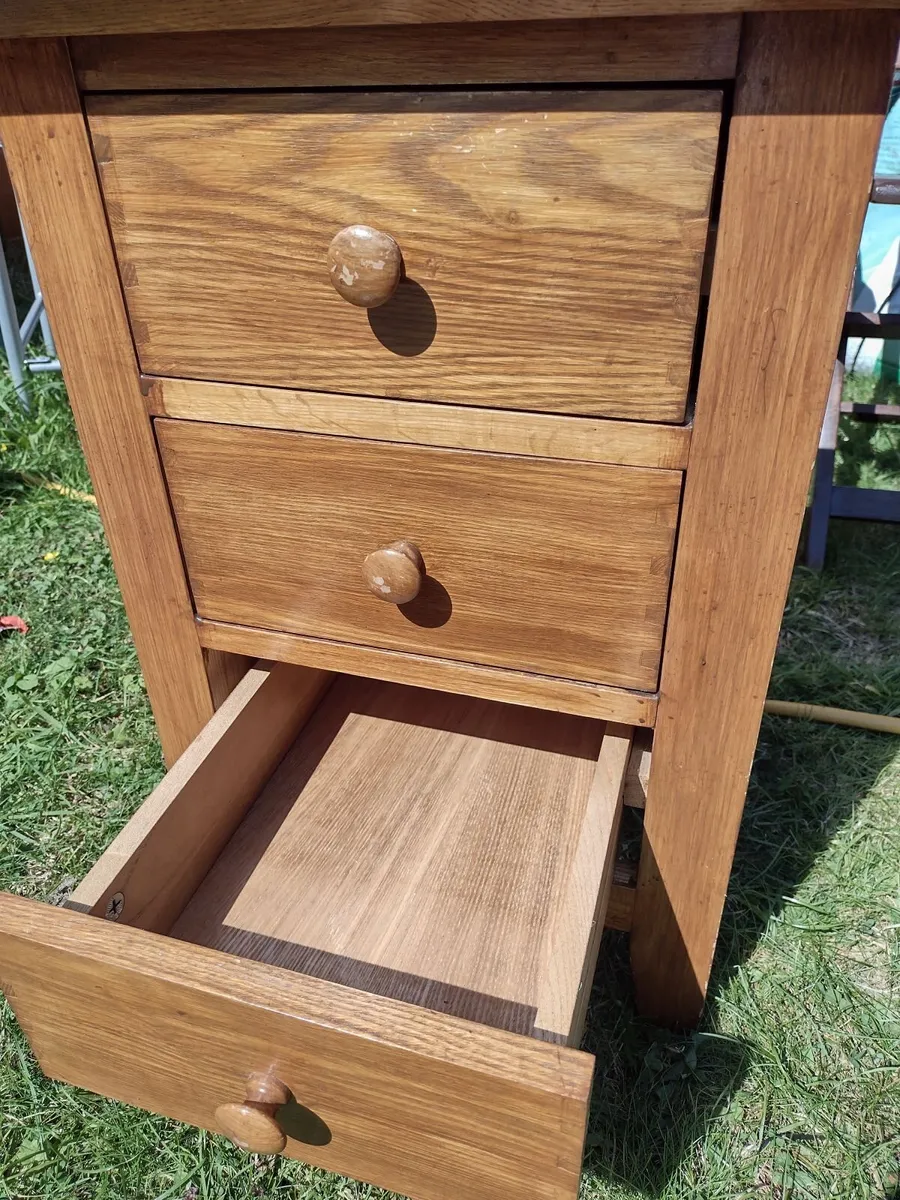 Vintage heavy Oak side table with 3 drawers - Image 1