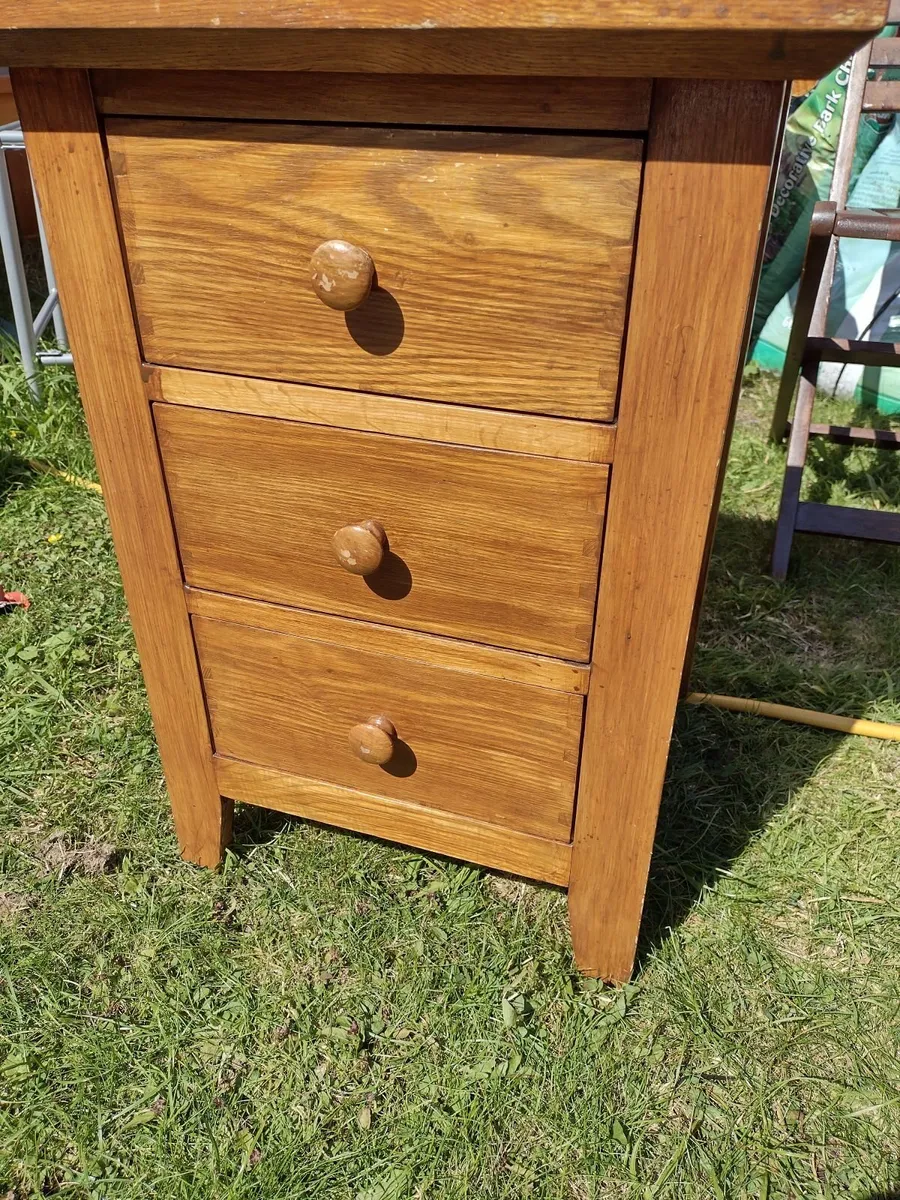 Vintage heavy Oak side table with 3 drawers - Image 2