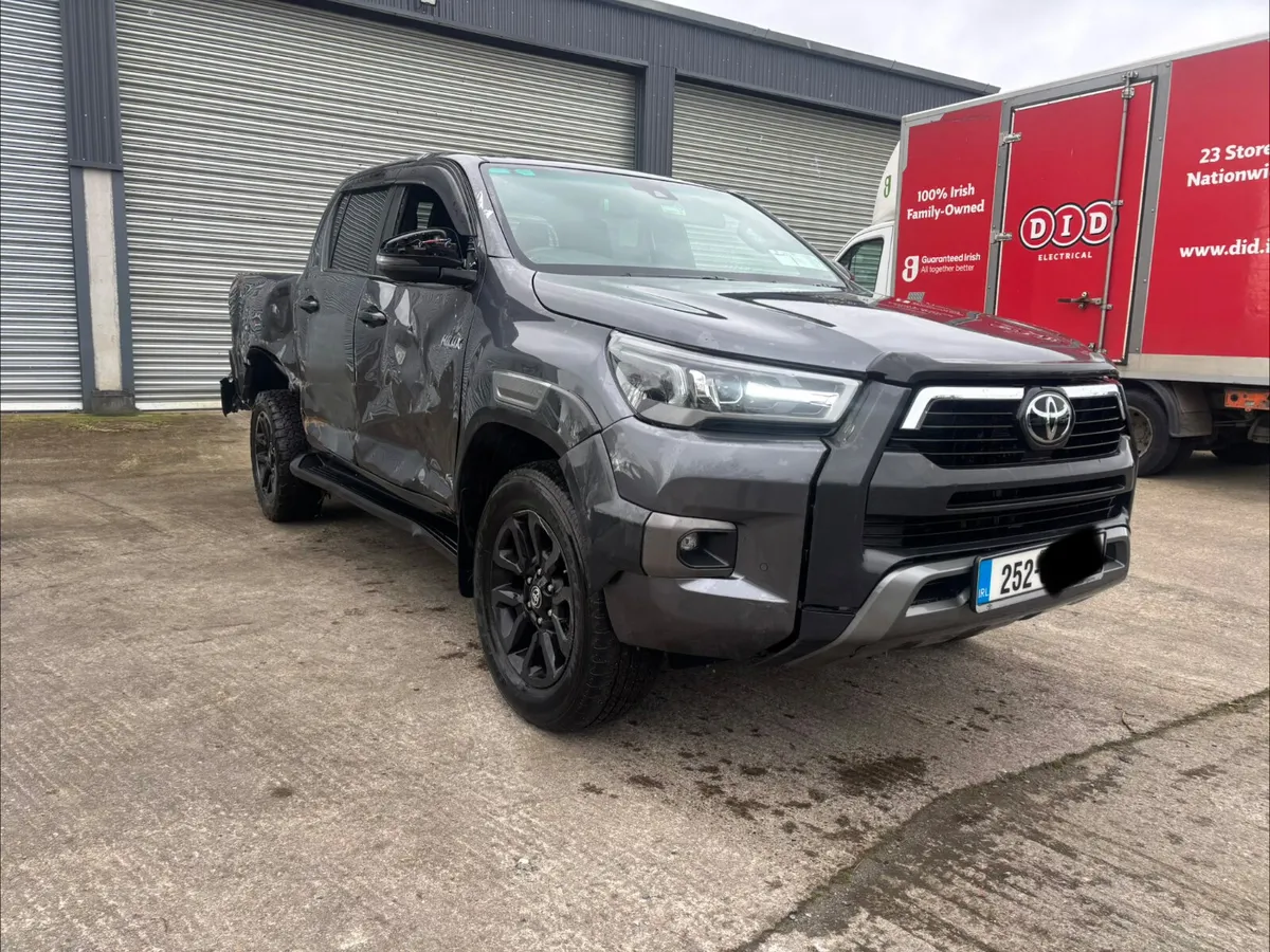 Toyota Hilux 2025 - Image 2