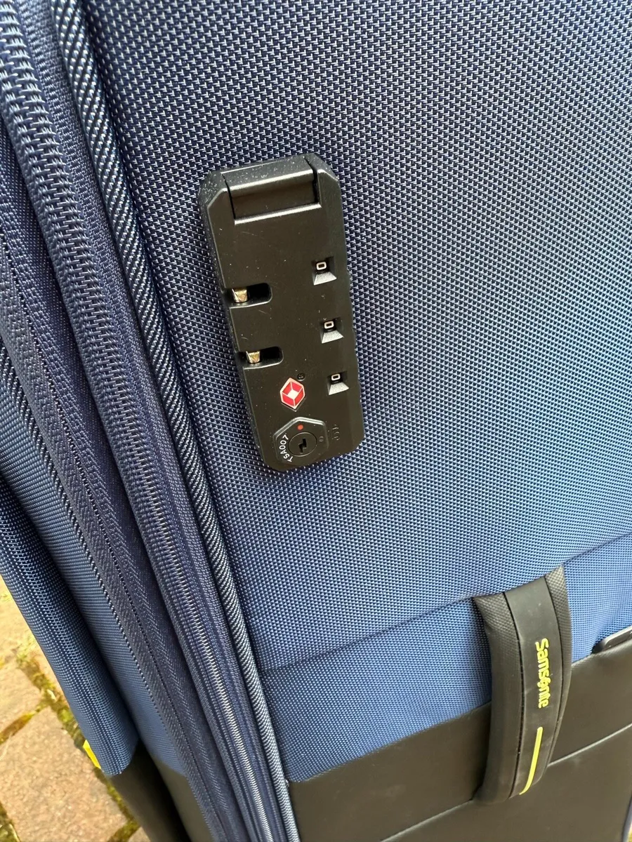 Large samsonite checked suitcase - used once - Image 4