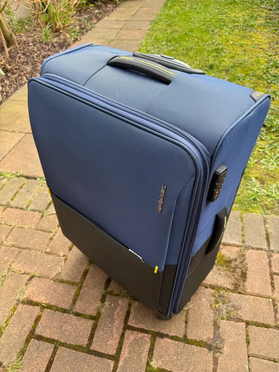 Large samsonite checked suitcase - used once - Image 1