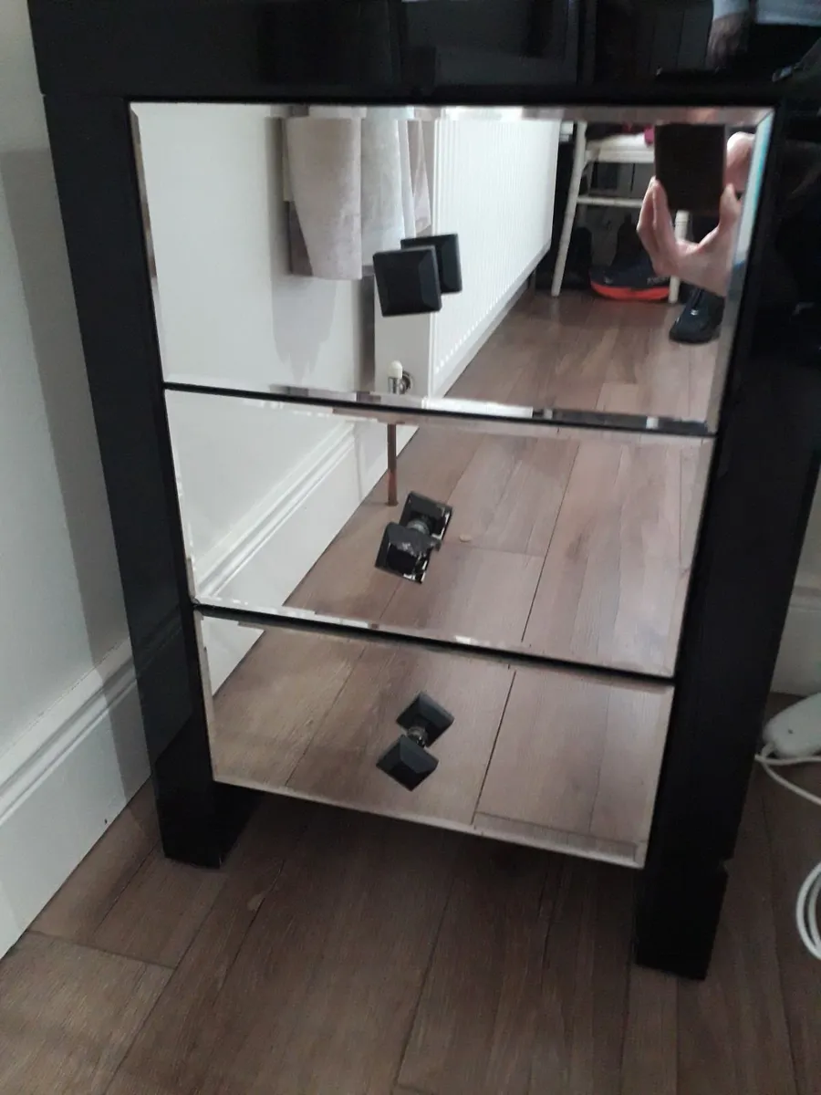 2 bedside lockers - Image 1