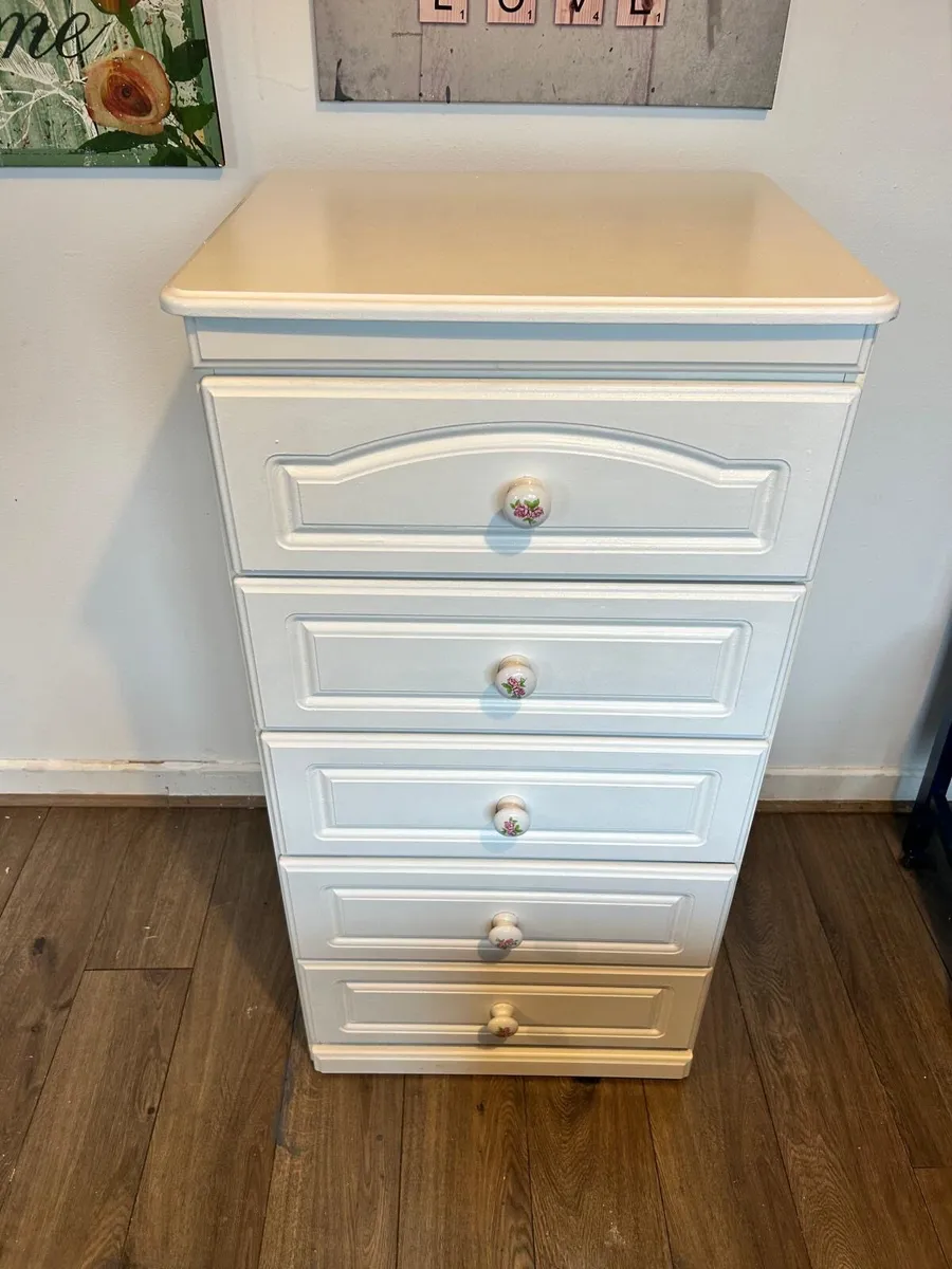 White chest of drawers - Image 1