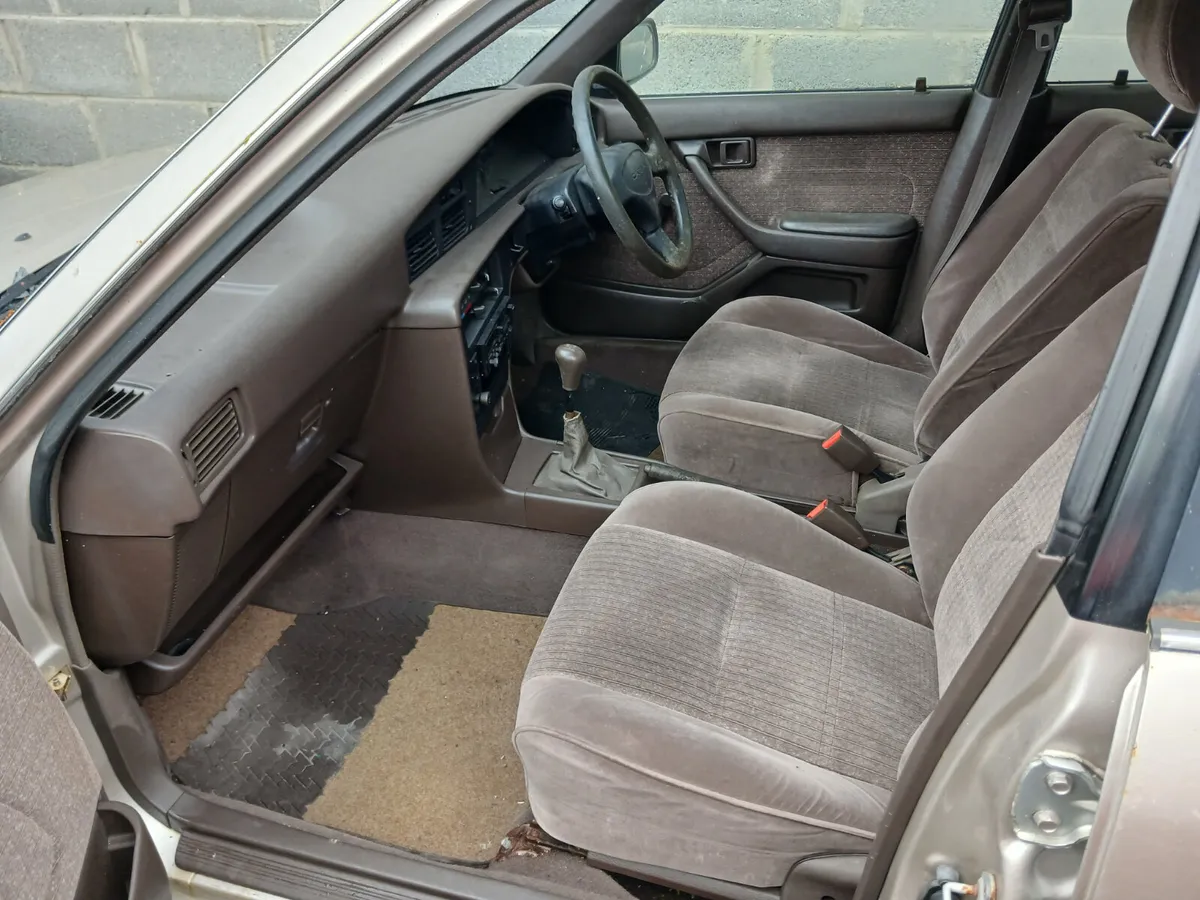 1990 TOYOTA CARINA II SALOON - Image 4