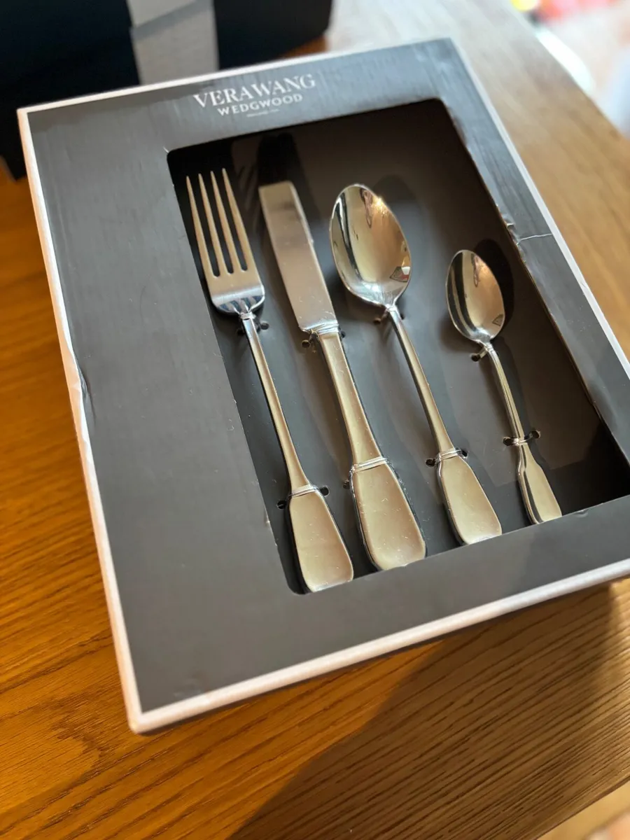 Vera wang Wedgwood 16 piece service set - Image 1