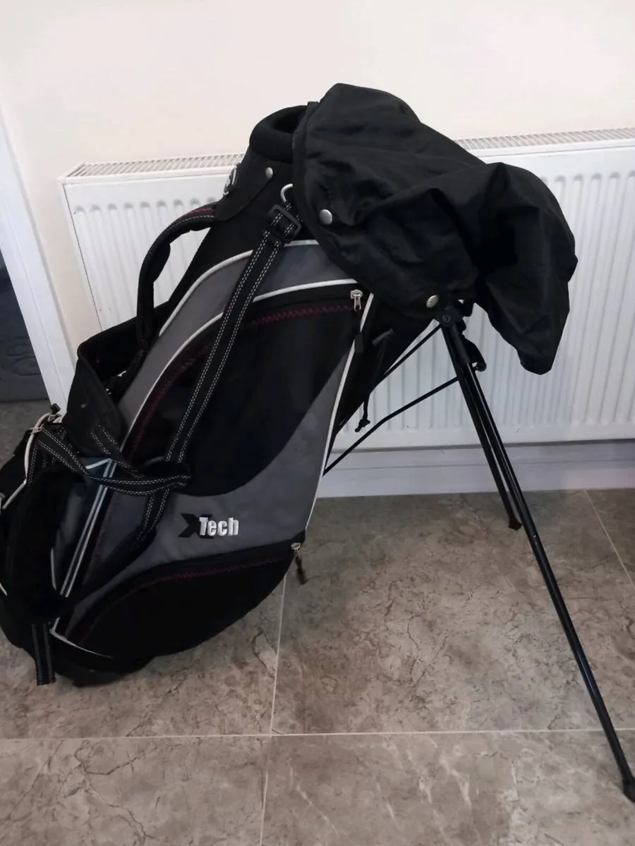 Xteck golf bag with stand. - Image 1
