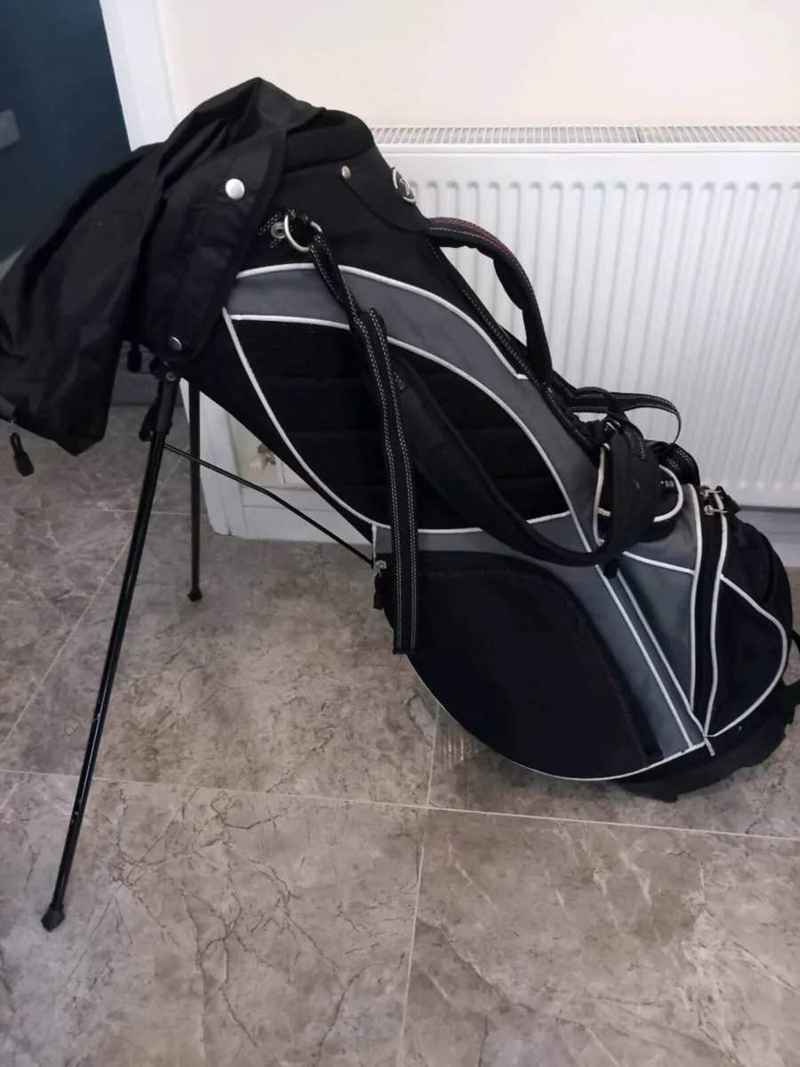Xteck golf bag with stand. - Image 2