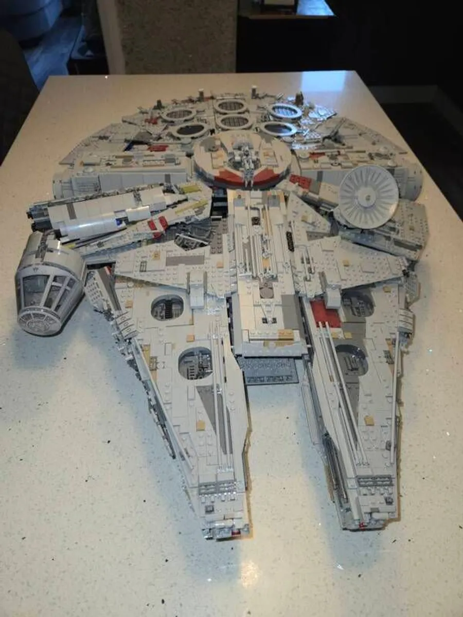 75192 Lego UCS Millenium Falcon - Image 1