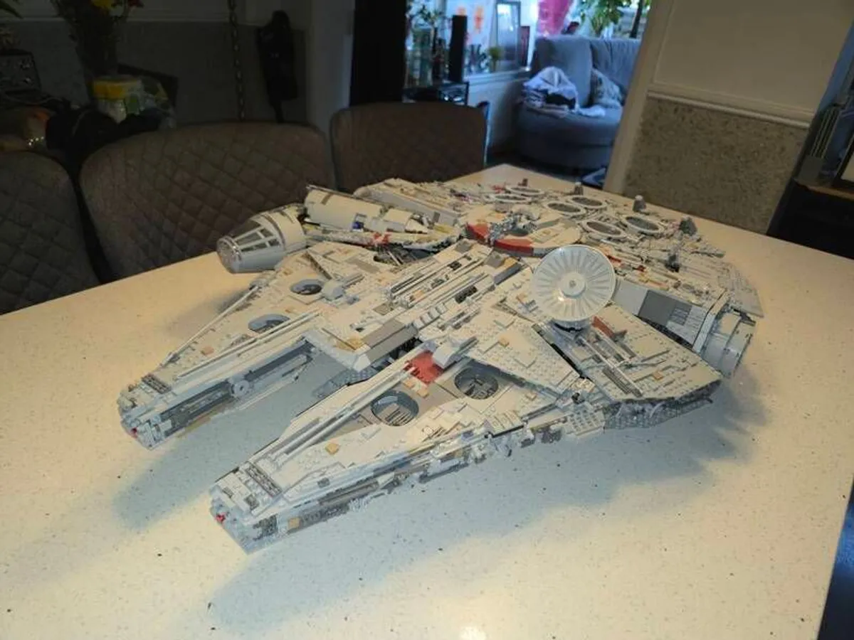 75192 Lego UCS Millenium Falcon - Image 2