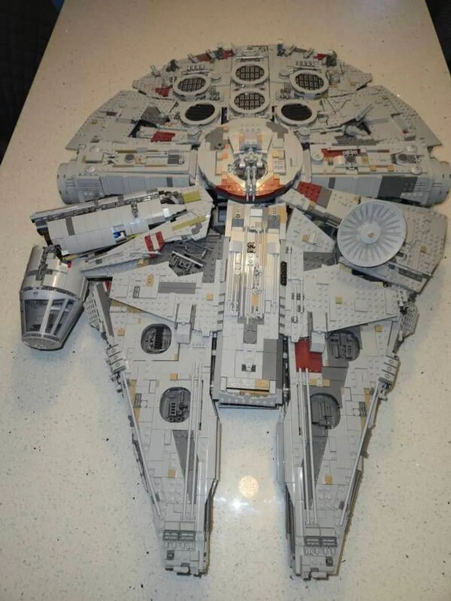 75192 Lego UCS Millenium Falcon - Image 3
