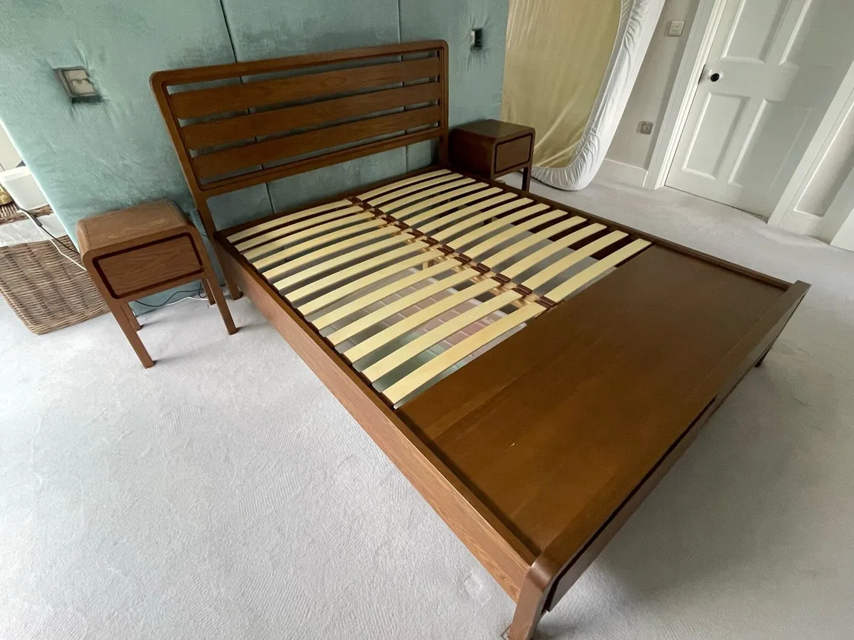 Solid oak king size bed plus 2 bedside lockers - Image 2