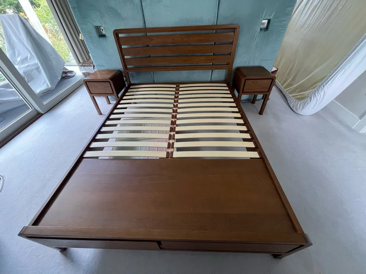Solid oak king size bed plus 2 bedside lockers - Image 1
