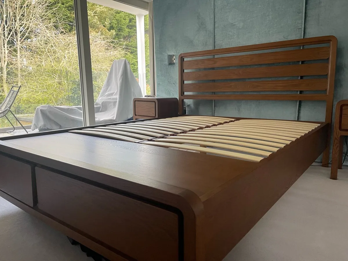 Solid oak king size bed plus 2 bedside lockers - Image 3
