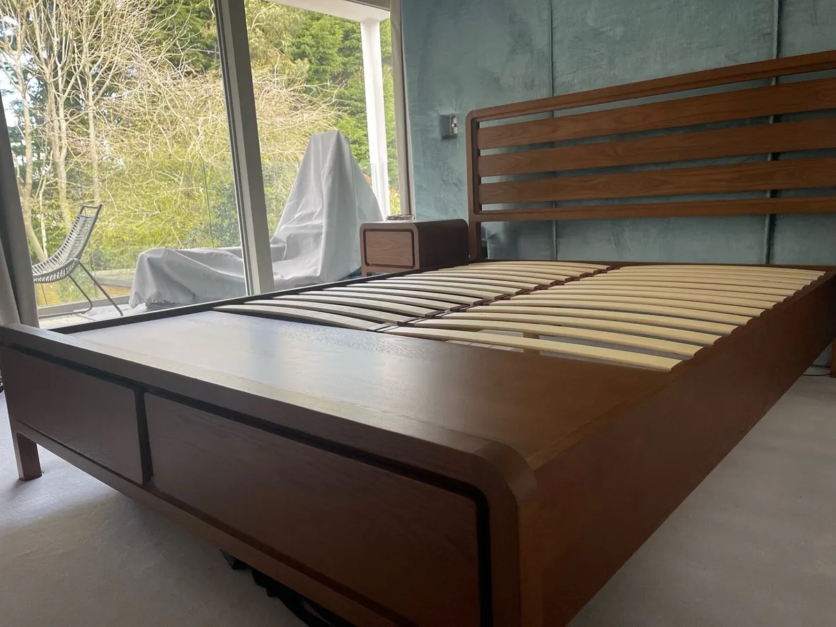 Solid oak king size bed plus 2 bedside lockers - Image 4