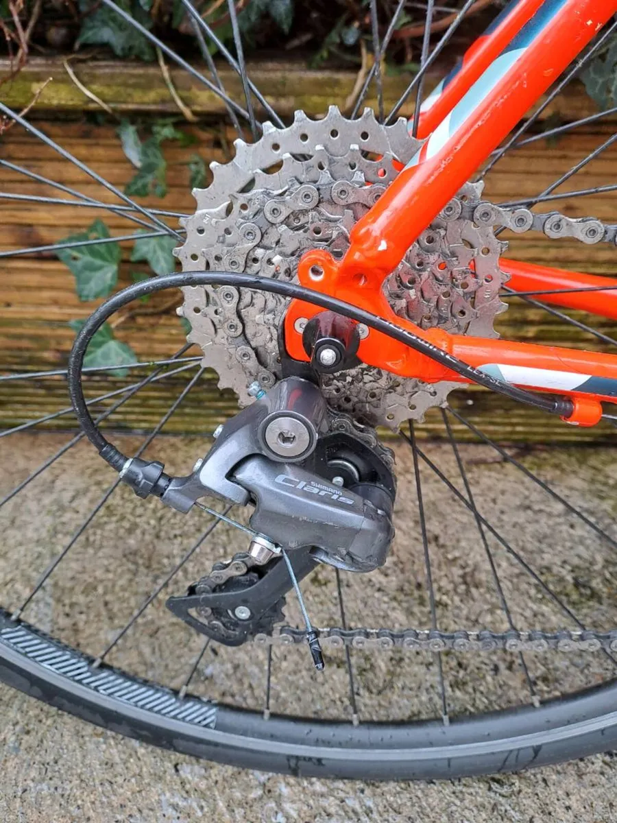 Trek 1.1 road bike - Image 3